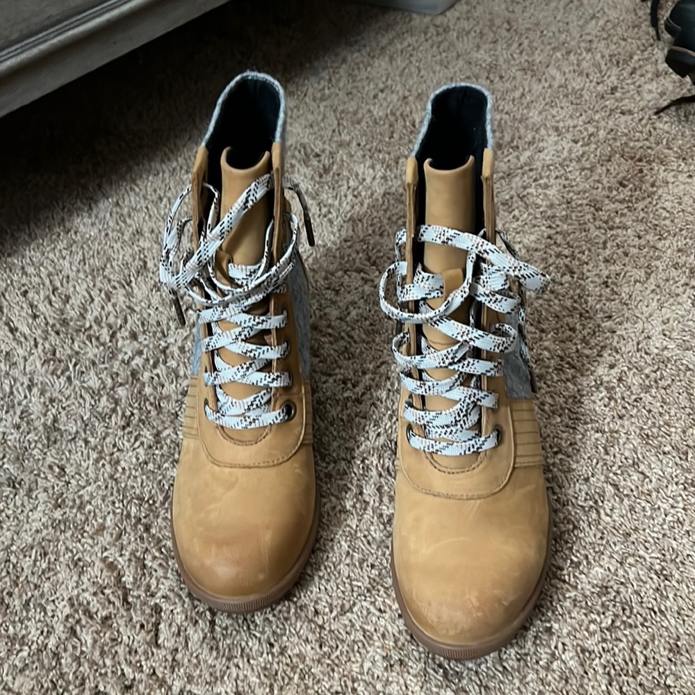 NWOT Sorel wedge boots size 8.5